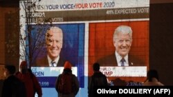 ԱՄՆ - Մայրաքաղաք Վաշինգտոնում մեծ էկրանին հրապարակվում են ընտրությունների արդյունքները ըստ նահանգների, 3-ը նոյեմբերի, 2020թ.