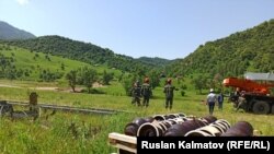 Жазы-Кечүү айылына электр зымдарын тартуу учуру. 6-июнь, 2020-жыл.