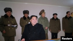 Ким Чен Ын континенттер аралык баллистикалык ракета сыналган учурда. Сүрөттү Түндүк Кореянын мамлекеттик маалымат агенттиги 30-ноябрда таратты. 