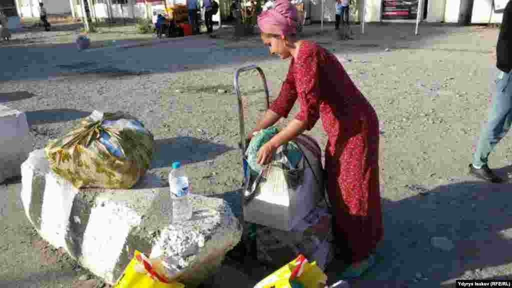 Өзбекстандык Мафтуна эртең менен Ошко тойго келип кайтып жаткан убагы. Бажыкананын алдынта тойдон топтогон кешиги текшерилүүдө.