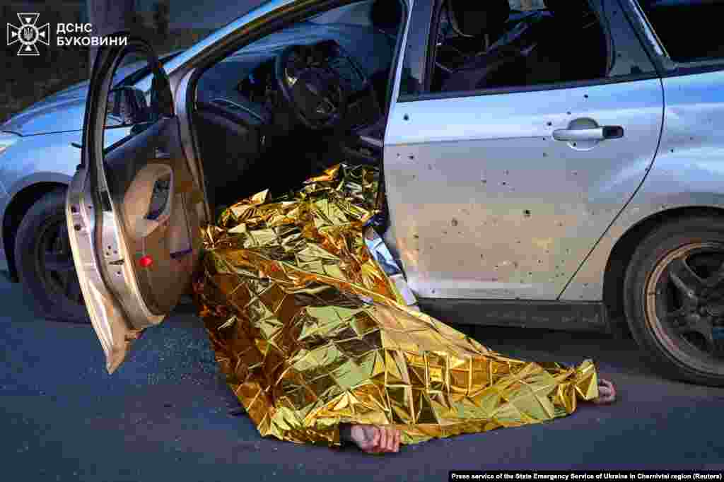 Тіло загиблої людини внаслідок російської атаки на Чернівці. Відомо про 2 загиблих та 14 поранених у місті