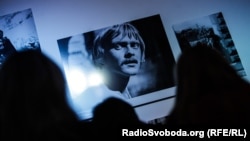 Під час виставки в «Мистецькому арсеналі», присвяченій фільму «Тіні забутих предків». Київ, 23 квітня 2016 року