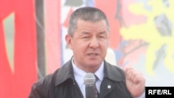 Kyrgyzstan -- One of leaders of the opposition movement Ismail Isakov speaks at a Grand Congress (Eldik Kurultay) of United Popular Movement, Arashan village near Bishkek, 25Apr2009 