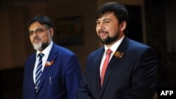 Представники угруповань «ДНР» Денис Пушилін (праворуч) і «ЛНР» Владислав Дейнего, Мінськ, 6 травня 2015 року