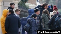 Лондондогу орус элчилигинен чыгып бараткандар. Британия. 20-март, 2018-жыл. 