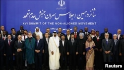 Tähranda geçýän "Goşulyşmazlyk hereketiniň" sammitinde döwlet ýolbaşçylary surata düşýärler. 30-njy awgust, 2012 ý.