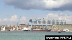 Балкеры на погрузке у зернового терминала «Авал» в аннексированном Севастополе, июнь 2022 года