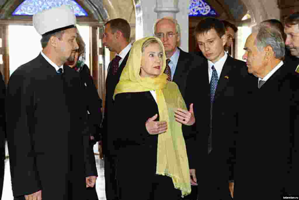 14 октябрьдә Казанда АКШ дәүләт секретаре Һиллари Клинтон булып китте. Ул Казан дәүләт университетында, Кол Шәриф мәчетендә, Благовещение чиркәвендә булды, җәмәгатьчелек вәкилләре, Татарстан президенты Миңтимер Шәймиев белән очрашты.