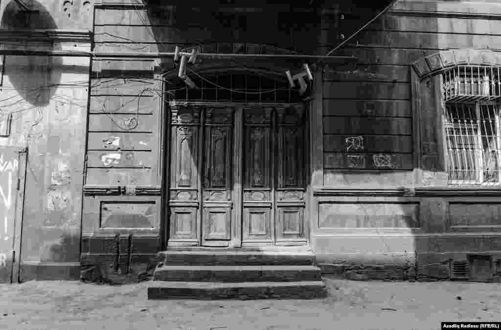 Sovetsidə yerləşən əsrlik binaların qapıları və üzərindəki naxışları xüsusilə seçilirdi.  