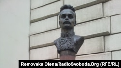 Погруддя Івана Франка біля Церкви Святовї Варвари у Відні, Австрія, 28 жовтня 2013 року