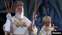 Очікується, що патріарх Московський (праворуч) та Вселенський патріарх будуть говорити про українську автокефалію