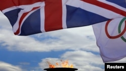 Олимпийский огонь доставлен в Лондон, 17 мая 2012 года.