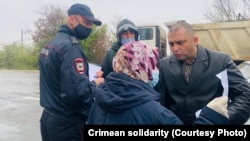 Російський поліцейський зупиняє одиночний пікет матері фігуранта кримської «справи Хізб ут-Тахрір», 31 жовтня 2020 року