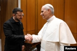 Папа Римський Лев XIV приймає Володимира Зеленського у Ватикані після своєю інавгураціної літургії. 18 травня 2025 року