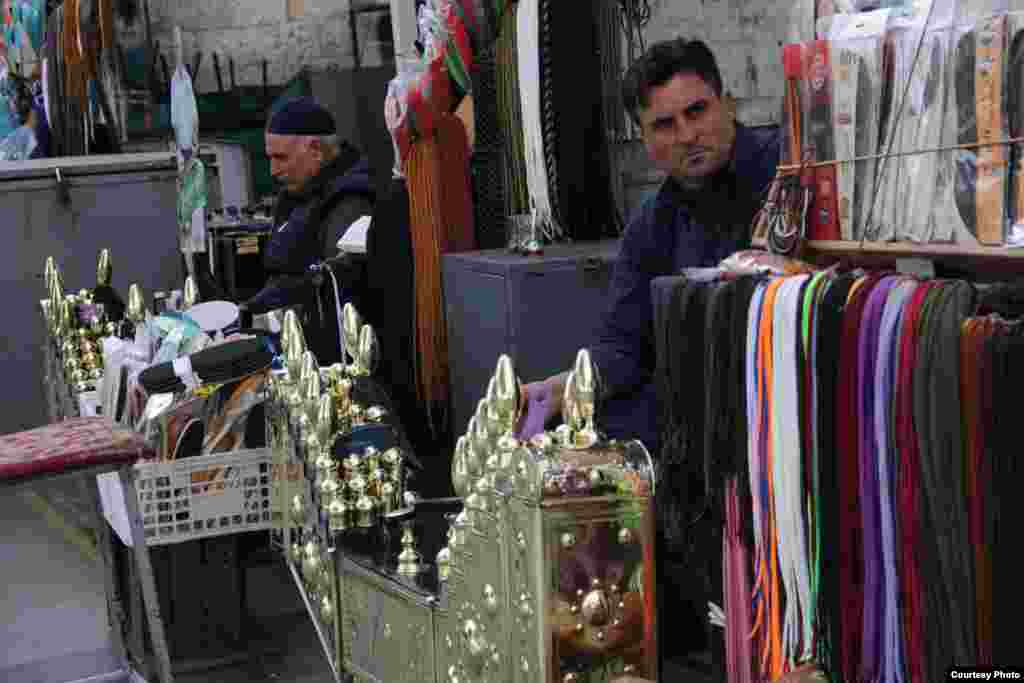 &quot;Өтүк тазалоочу&quot;. Түркияда бул абдан урматталган жана керектүү кесип. Түрктөр кир бут кийим менен жүрүү жакшы адамдын иши эмес деп санашат. Сүрөт быйыл ноябрь айында Стамбулда тартылган. Автору Светлана Зенс.&nbsp;