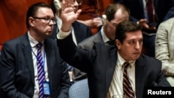 Заместитель постоянного представителя России в СБ ООН голосует против проекта резолюции по Сирии 12 апреля 