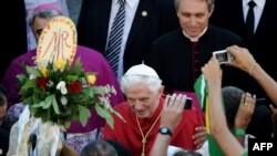 Папа Бенедикт XVI приветствует паломников после мессы в честь Успения Богородицы