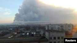 Дим над складами боєприпасів поблизу Балаклії Харківської області, 23 березня 2017 року. Нині на території арсеналу спостерігаються поодинокі вибухи