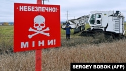 Українські військовослужбовці використовують британську машину для розмінування Armtrac 400, здатну розмінувати 2400 квадратних метрів на годину. Харківська область, 27 жовтня 2022 року 