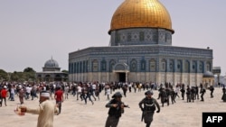 Иерусалимдеги Аль-Акса мечитинин жанында болгон палестиндер менен Израиль полициясынын кагылышуусу. 21-май, 2021-жыл. 
