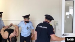 Орусия. Уюшкан кылмыштуу топтун мүчөлөрүн кармоо.  25-сентябрь, 2019-жыл,. 