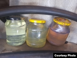 Крайня банка зліва на фото, яке отримали журналісти, наповнена газойлевим дистилятом із заводу Медведчука-Марченко