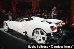 Саша Селипанов (оңдо) Nilu27 гиперавтомобилинин бет ачар аземинде