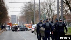 Ֆրանսիացի ոստիկանները և հրշեջները հրդեհված շենքի մոտակայքում, Վո-ան-Վելեն, 16 դեկտեմբերի, 2022թ.