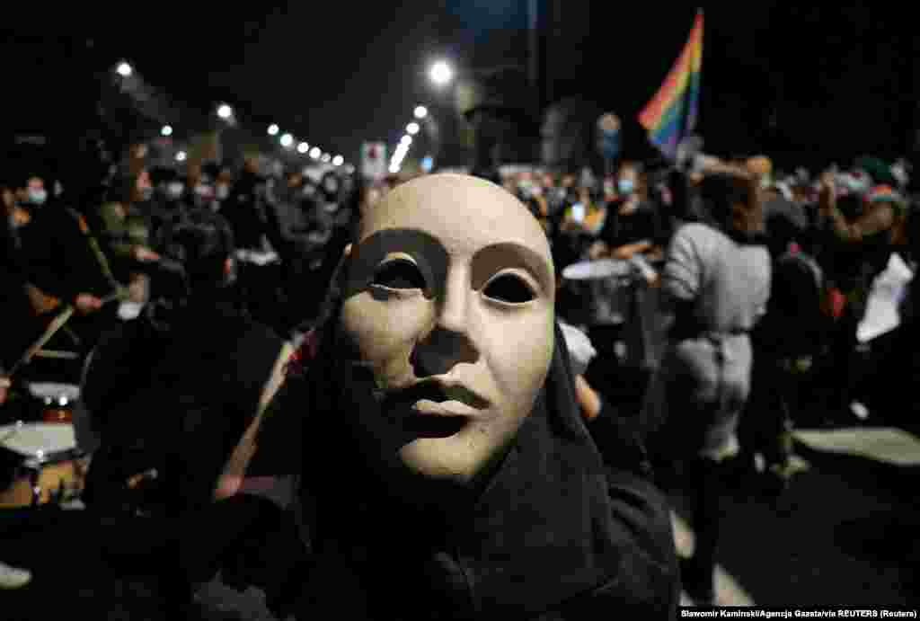 Демонстрант у масці під час акції протесту біля будинку лідера партії&nbsp;&laquo;Право і справедливість&raquo; Ярослава Качинського у Варшаві, 23 жовтня 2020 року