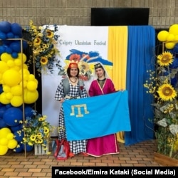 Эльмира Катаки (слева) на украинском фестивале в Калгари, Канада