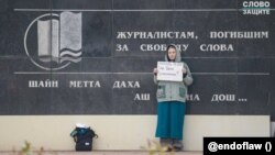 Лена Патяева на пикете в Грозном, Чечня, 20 марта 2025 года (ФОТО: телеграм-канал "Слово защите")