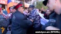 Полицейские препятствуют шествию оповещения «Новой Армении» в Ванадзоре, 4 ноября 2015 г․