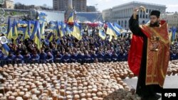 Отпраздновав воскресение Христа, украинские политики возобновили войну с новыми силами