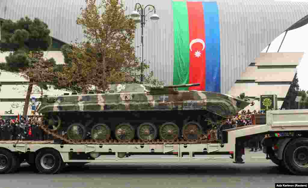 На параді провезли й трофеї &ndash; захоплене вірменське озброєння, як-от бойові машини піхоти БМП-1 іще радянського виробництва