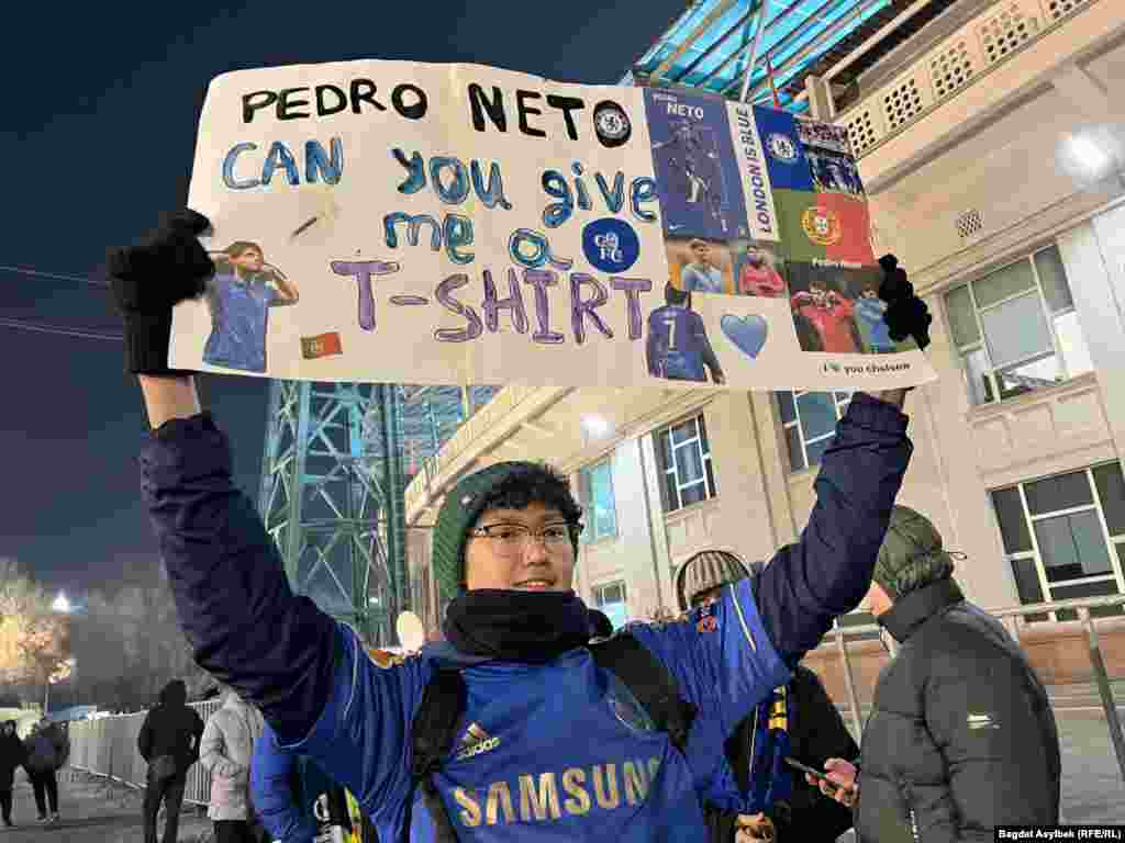 &quot;С детства болею за &ldquo;Челси&rdquo; и пришел посмотреть на игру тех игроков, на которых равнялся. Например, Палмер. К сожалению, в основном игроки, которые во втором и третьем составах играют. Но приехал Нету, на него пришел посмотреть. Чуть-чуть расстроен, что не привезли звездных игроков, но все равно здорово, что вообще &ldquo;Челси&rdquo; приехали&rdquo;,&nbsp;&mdash; поделился болельщик Адилет, надевший синюю футболку поверх куртки