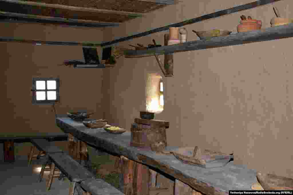 У житловому приміщенні були сирно (маленький низенький столик), стіл з однієї товстої і широкої дошки, та лави