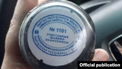 Журналист Канат Каниметов №1101 шайлоо участкасынын мөөрүн Бишкектеги көчөлөрдүн биринен таап алганын “Фейсбуктагы” баракчасына жазды. 