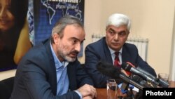 Ժիրայր Սեֆիլյանը (Ձ) և Ստեփան Գրիգորյանը լրագրողների հետ հանդիպմանը:
