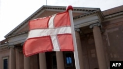 До набрання чинності новими правилами жительки Данії могли проходити службу в армії, але тільки як доброволиці