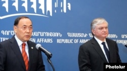 Armenia -- OSCE Chairperson-in-Office Kanat Saudabayev (L) and Armenian Foreign Minister Edward Nalbandian (R), Yerevan, 16Feb2010