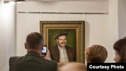 Карціна Нікаса Сафронава «Партрэт Лукашэнкі ў касцюме Францыска Скарыны» на выставе ў Берасьці. Фота «Брестской газеты». © Брестская газета 