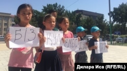 Белсенді Нұржан Мұхаммедовтің балалары наразылық танытып тұр. Шымкент, 10 шілде 2018 жыл.