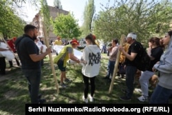 Біля зруйнованого будинку в Святошинському районі вдень, Київ, 24 квітня 2025 року