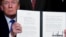 Президент США Дональд Трамп демонстрирует подписанное распоряжение, касающееся торговых отношений с Китаем.