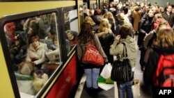 Женщинам пока что разрешен вход только в одну дверь электропоезда метро. Вход в кабинку машиниста для них закрыт