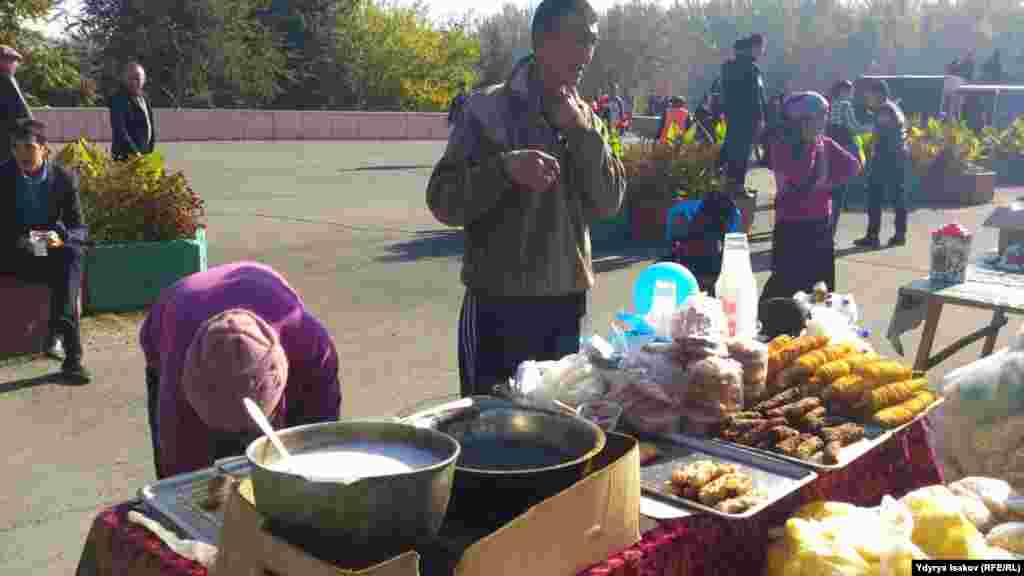 Майрамдык салтанат учурунда киреше таап калууга аракет кылган шаардыктар.