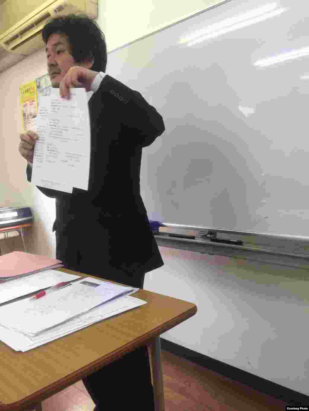 Жапонияга келген студенттерге жапон тилин үйрөткөн мугалим&nbsp;Хигоши Яма. Автору&nbsp;Кылычбек Сарымсаков&nbsp;