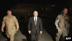 Вазири дифоъи Амрико Роберт Гейтс дар фурудгоҳи Кобул