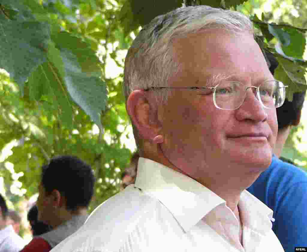 Петр Своик, заместитель председателя "Азата" - Петр Своик, заместитель председателя партии "Азат". На акции протеста в защиту СМИ. Алматы, 24 июня 2009 года