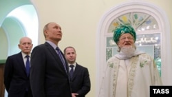Верховный муфтий России Талгат Таджуддин с  президентом России Владимиром Путиным
